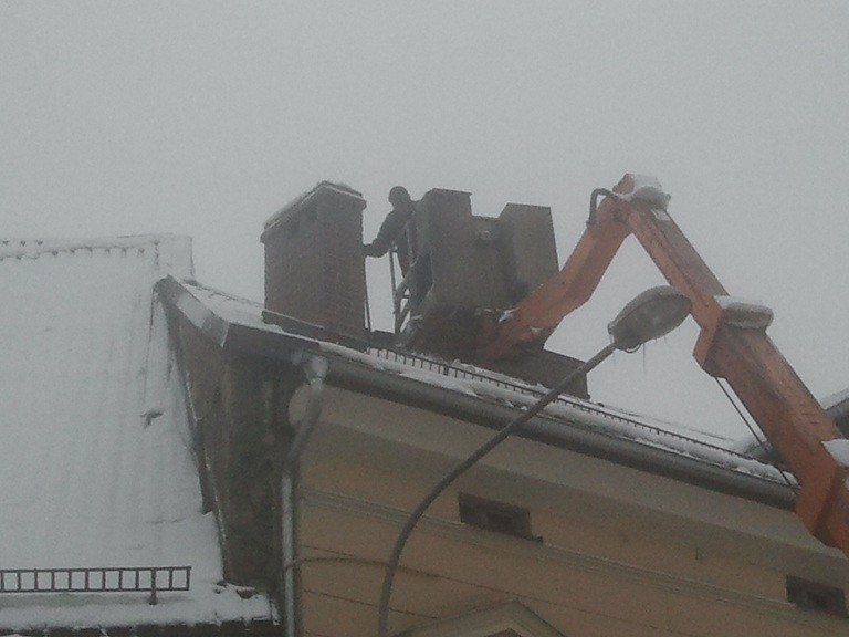 Rybnik: trwa odśnieżanie dachów kamienic