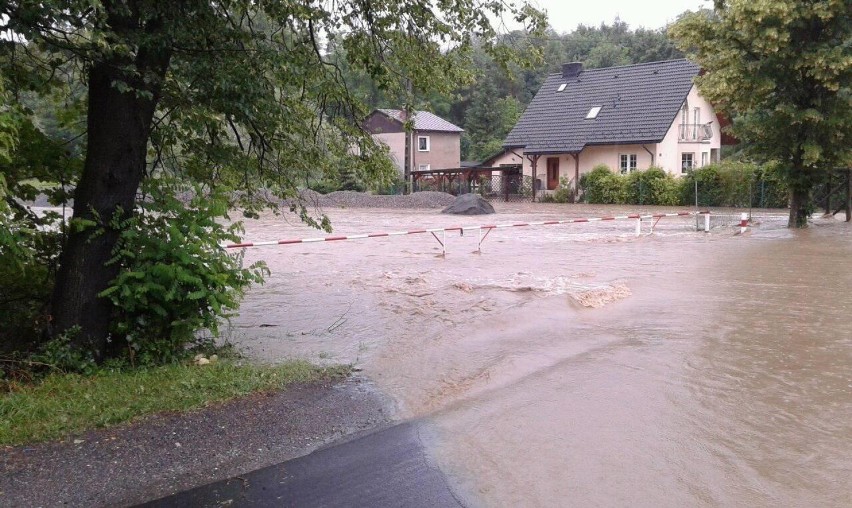 Błyskawiczna powódź w Hażlachu i Cieszynie, strażacy...