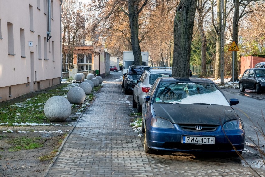 - Kule mają pomóc chronić tereny zielone przed parkowaniem w...