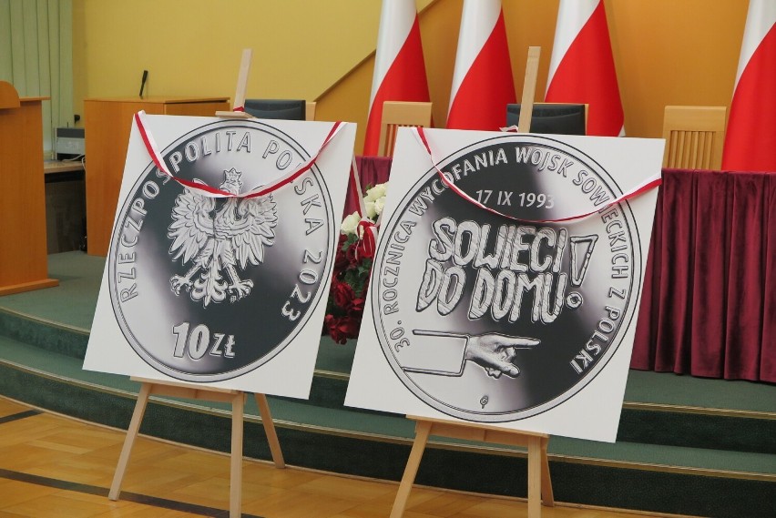 "Sowieci do domu". NBP wydał srebrną, okolicznościową monetę...