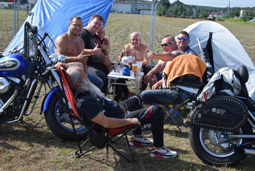 Cieszków: XXXIII edycja Zlotu Motocykli klubu OLDTIMERS z Krotoszyna- ludzie na zlocie [Zdjęcia]