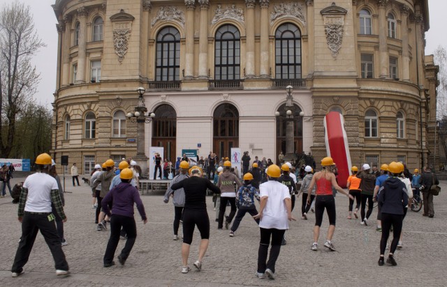 Rozgrzewka przed biegiem prowadzona przez trenerki z fitnessclubu CALYPSO.