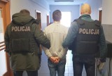 Bydgoszcz. Policja złapała 26-latka, który napadł na sklep na Kapuściskach z przedmiotem przypominającym pistolet ukradł 20 zł