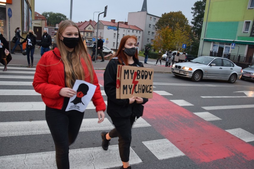 Protest kobiet w Szczecinku. Blokowały ulicę Wyszyńskiego i Kołobrzeską [zdjęcia]