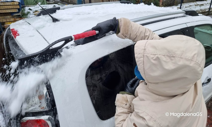 W związku z opadami śniegu puccy policjanci przypominają o...