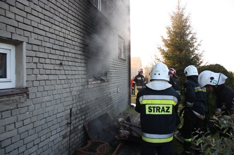 Pożar w Łazach. Paliło się łóżko, meble i klatka schodowa w jednym z domów