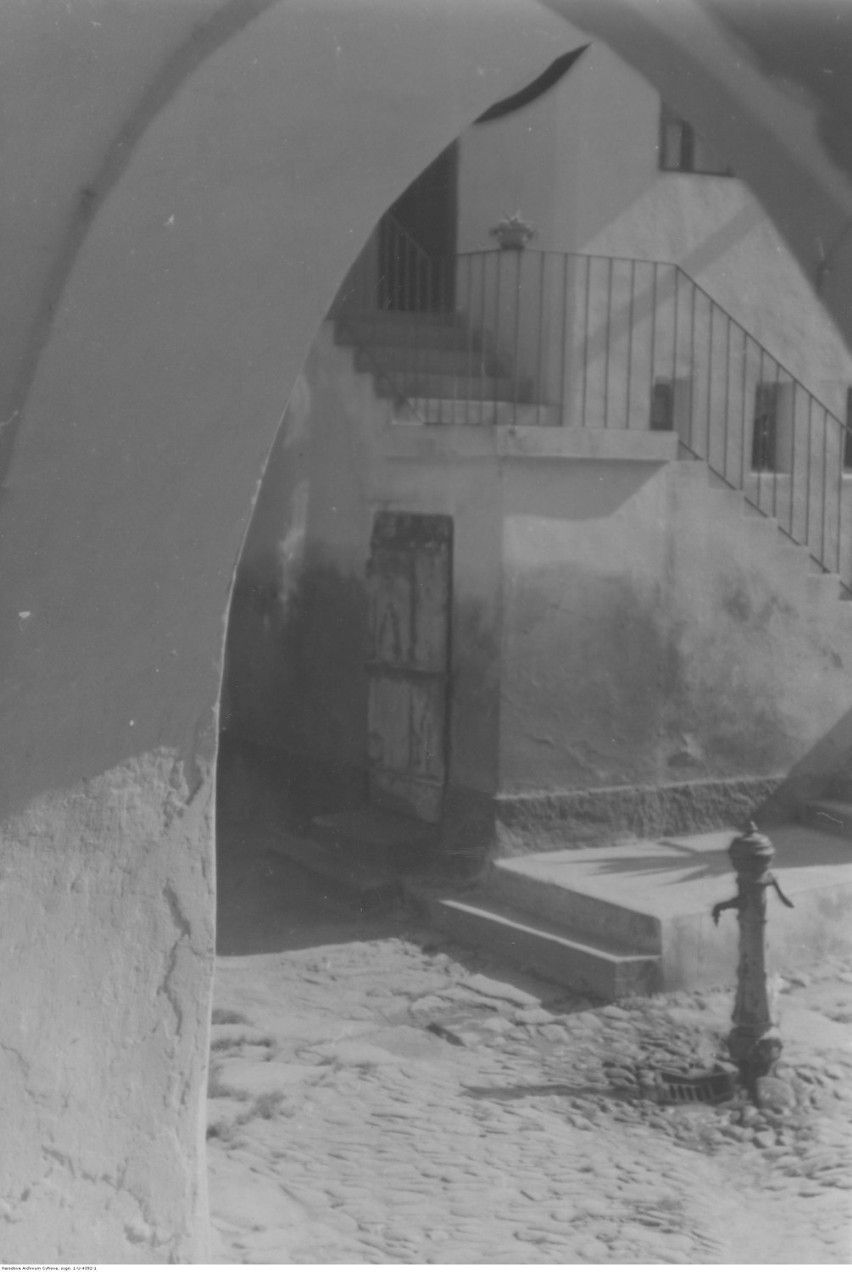 Fragment domu z podwórkiem. Widoczna studnia. Rok 1938