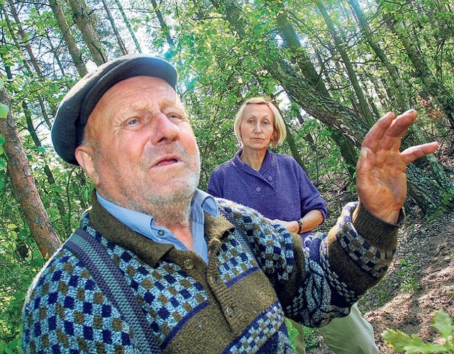 90-letni Józef Majewski wskazuje, gdzie 75 lat temu wrzucał do dołu ciała niemieckich żołnierzy