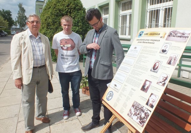 Plansza informująca szczegółowo o 100.rocznicy odzyskania praw miejskich Starachowic będzie prezentowana w holu Urzędu Miejskiego i w szkołach.