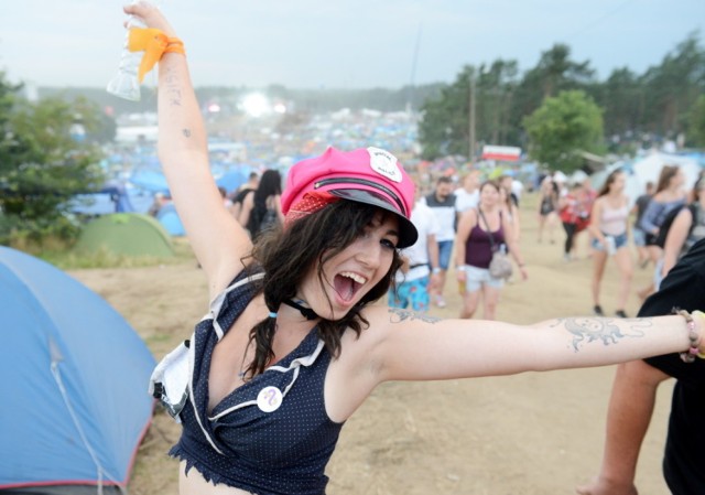 Czy na Przystanku Woodstock dziewczyn, kobiet jest tyle samo ilu mężczyzn? Chyba troszkę mniej. Ale za to jakie ładne. Zobaczcie te, które wpadły nam w oko pierwszego dnia festiwalu.


-&nbsp;To jest cudowne miejsce, moja wielka rodzina znajomych rozjechała się po całym świecie. Ten festiwal to takie miejsce, gdzie możemy  się spotkać po latach i się bawić - mówi z uśmiechem jedna z dziewcząt, którą fotoreporter "GL" spotkał na Przystanku Woodstock pierwszego dnia festiwalu. 

Dlaczego zrobił jej zdjęcie do galerii pod hasłem "Dziewczyny, które wpadły nam w oko pierwszego dnia Woodstocku"? Co decyduje o tym, że pstryka akurat tę właśnie? 
-&nbsp;Hmm, jest różnie, z reguły najważniejszy jest uśmiech, zdecydowanie zawsze czarujący. Ale oko przyciąga też ciekawy strój, emanująca radość. To "coś" - przyznaje fotoreporter "GL" Mariusz Kapała. 

Wszystkie informacje o Przystanku Woodstock 2017 w Kostrzynie nad Odrą:  Przystanek Woodstock 2017: koncerty, zdjęcia, filmy, informacje

