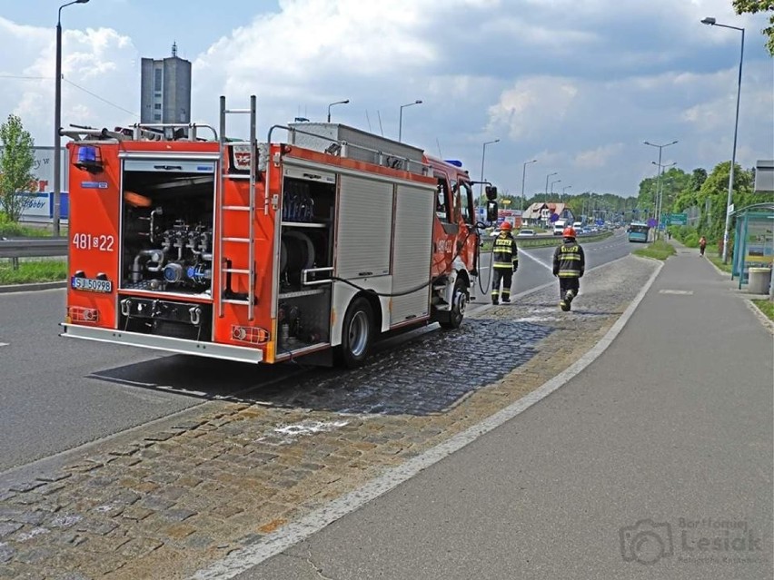 Jaworzno: strażacy zmywali plamę oleju z ulicy Grunwaldzkiej ZDJĘCIA