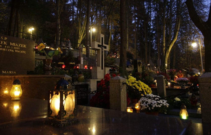 Dzień Wszystkich Świętych. Odwiedzamy groby najbliższych na cmentarzach. To chwile refleksji i zadumy ZDJĘCIA