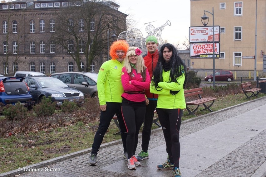 Stargardzcy biegacze tradycyjnie biegali po parkach w południe Nowego Roku [zdjęcia]