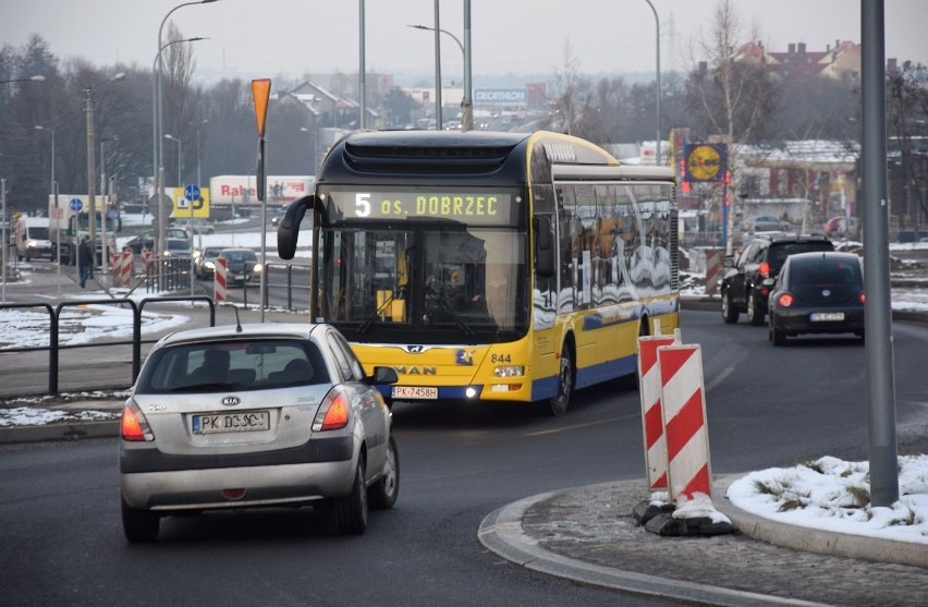 Prace przy budowie ronda na skrzyżowaniu Podmiejskiej i...