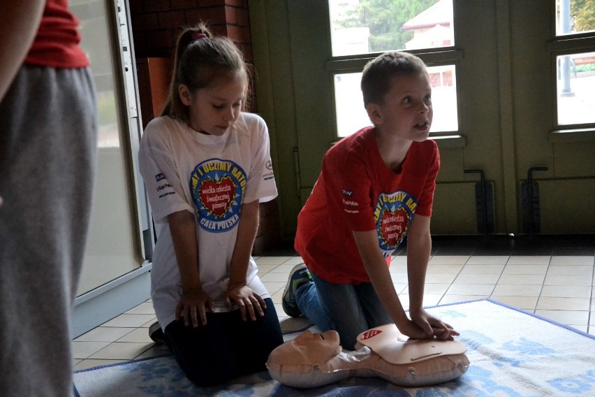 Akcja z Fundacją WOŚP na dworcu w Malborku [ZDJĘCIA]. Pierwsza pomoc jest dziecinnie prosta