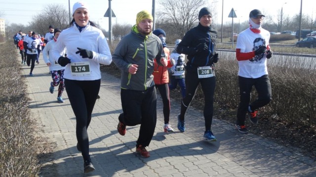 W niedziele, 4 marca, podczas „Biegu Wilczym tropem” biegaczom towarzyszył lekki mróz i słoneczna pogoda. Bieg jak co roku odbywał się w Parku Górczyńskim, a zawodnicy mieli do pokonania 1963 metrów. Dlaczego tyle? - Ta liczba nie jest przypadkowa, bowiem symbolizuje rocznicę śmierci ostatniego żołnierza wyklętego - wyjaśnił organizator biegu Sebastian Wierzbicki. Na starcie zameldowało się ponad 350 uczestników. - Cieszymy się z tego, że co roku liczba biegaczy wzrasta - dodał organizator. Wśród śmiałków oprócz dzieci, dorosłych oraz osób starszych można było zauważyć nawet psy. Najszybciej do mety dobiegł Krzysztof Wierzbicki, natomiast wśród kobiet Agnieszka Augustyniak. - Cieszę się, że w ten sposób można upamiętnić pamięć żołnierzy wyklętych - powiedział najlepszy biegacz niedzielnych zawodów Krzysztof Wierzbicki. - Biegło się bardzo dobrze. Interesuję się historią i cieszę się, że tak aktywnie mogłam spędzić ten dzień - dodała zwyciężczyni Agnieszka Augystyniak.