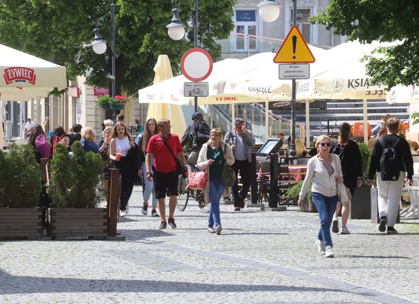 Wielu mieszkańców Radomia spędzało środowe popołudnie w centrum miasta. Spory ruch w restauracjach i kawiarniach - zobacz zdjęcia