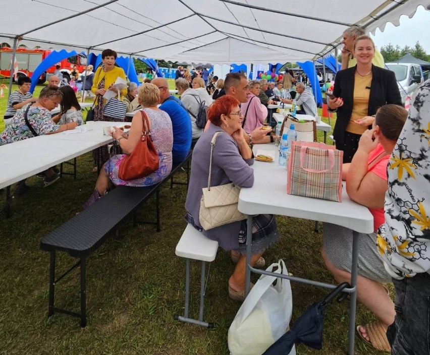 Piknik 800 Plus zorganizowano na placu przy kościele...