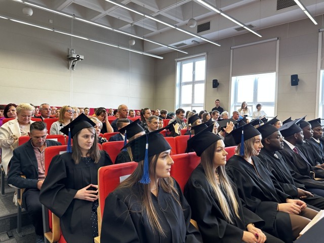 Absolwenci kierunków ekonomicznych Uniwersytetu Opolskiego odebrali dyplomy.