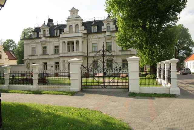 Pałac zbudował Adolf Buchholtz junior w latach 1892-1903, po ślubie z Adelą Marią Scheibler. To jednopiętrowy budynek rozłożony na planie litery &quot;L&quot; w stylu eklektycznym. 
Widok od frontu.   fot. R. Grzeszczyk