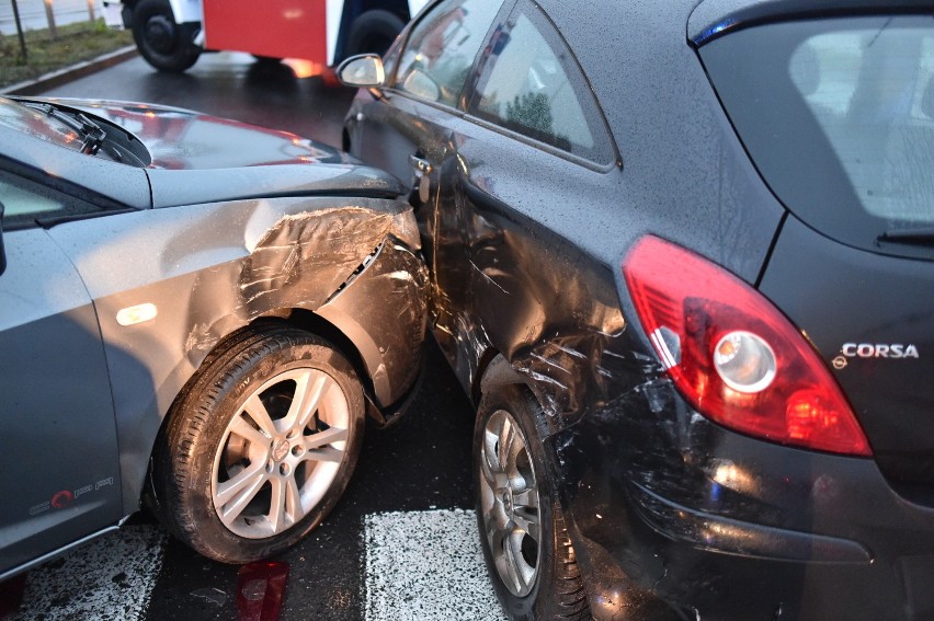 Leszno. Wypadek czterech aut na Konstytucji 3 Maja. Jedna osoba w szpitalu [ZDJĘCIA]