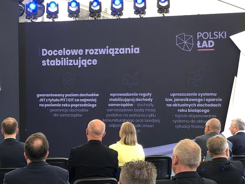 Premier Mateusz Morawiecki w Kamieńcu Ząbkowickim o...