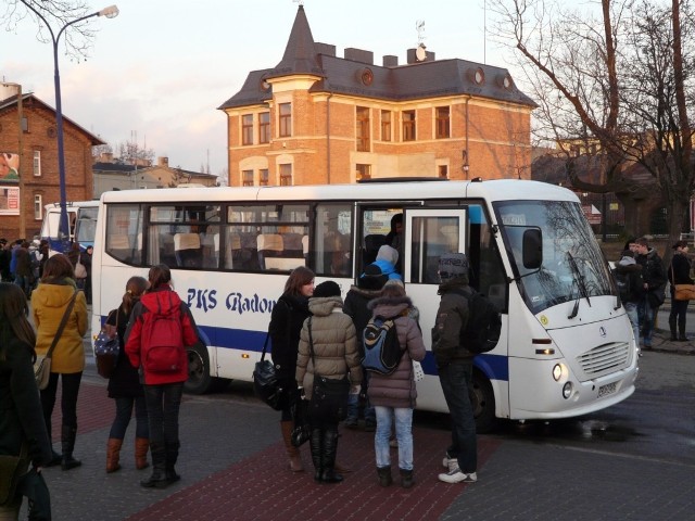 Z przebudowanego niedawno placu obok  radomszczańskiego dworca autobusy PKS rozwożą pasażerów m.in. do sąsiednich gmin. Czy te kursy nadal będą utrzymane?