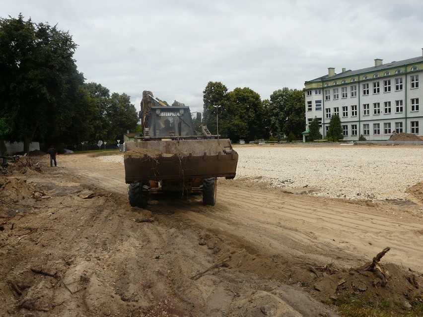 Wieluń: Przy Gimnazjum nr 1 budują boisko