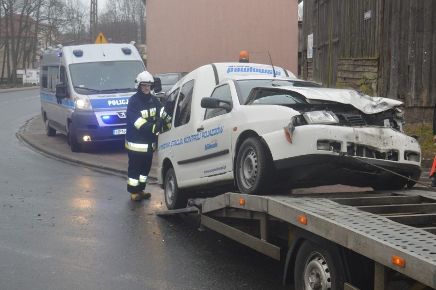 Wypadek w Tuchomiu. Na zakręcie doszło do bocznego zderzenia osobówki z ciężarówką 