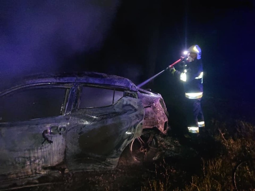 Ustalono właścicieli samochodu, który spłonął w pożarze w Dłutowie