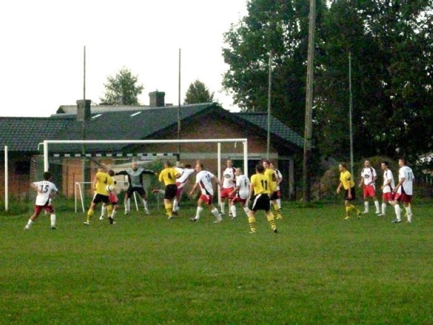 Wieści z murawy naszego powiatu. Okręgówka po 8 kolejkach, IV liga też, a klasa B po 6.