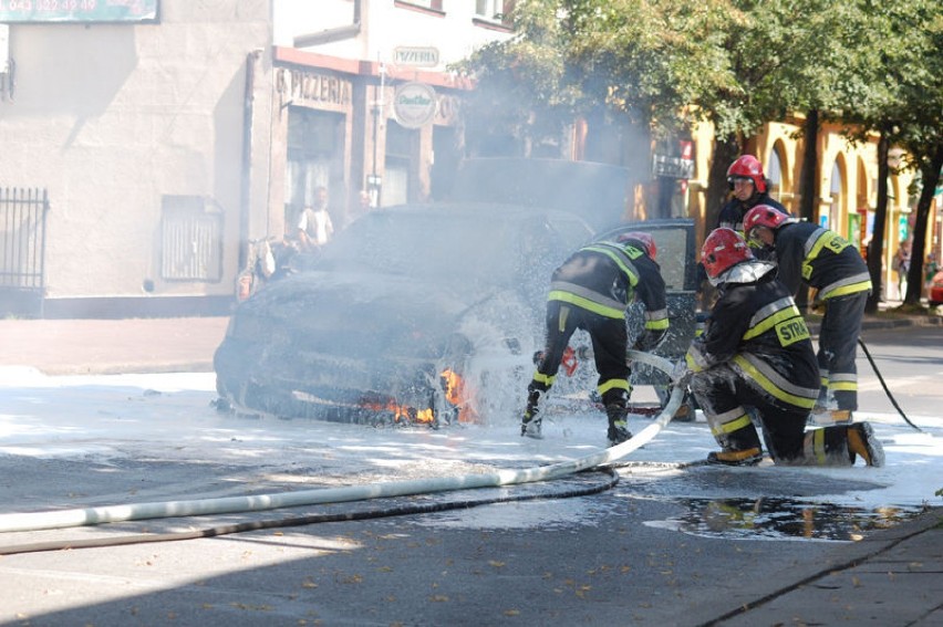 Strażacy próbują opanować ogień. Fot. Piotr Andrzejak