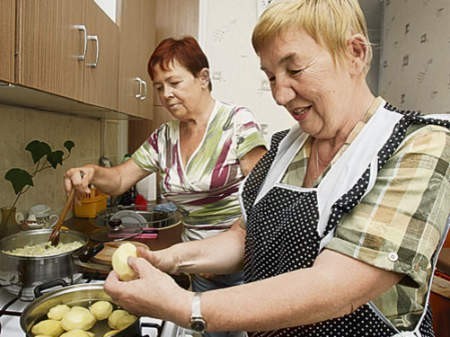 Pani Grażyna (z prawej) od roku jest opiekunką PCK