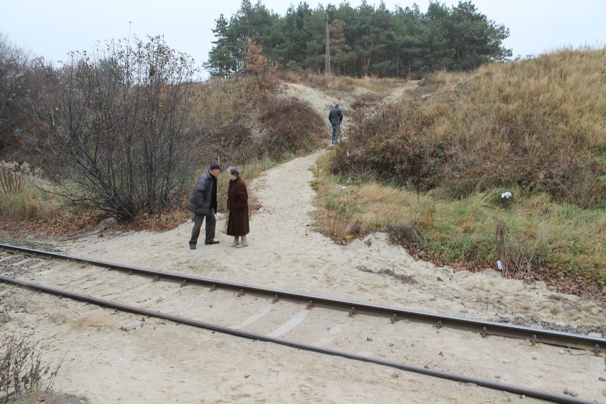 Tragiczny wypadek na przejeździe kolejowym w Ozorkowie. Pociągi jeżdżą objazdami [ZDJĘCIA]