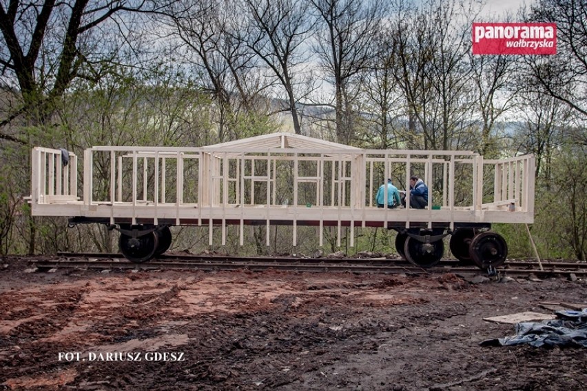 Za pałacem Jedlinka trwa budowa replik wagonów:...