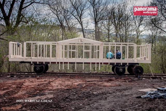 Za pałacem Jedlinka trwa budowa replik wagonów: artyleryjskiego i konferencyjnego, które wchodziły w skład pociągu specjalnego Adolfa Hitlera