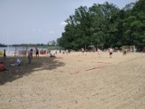 Wolsztyn: zniszczone boisko do piłki ręcznej na plaży. Kto to zrobił?