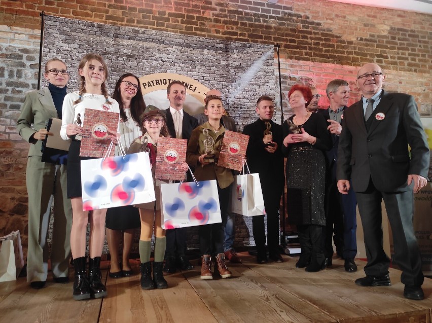 Sukces uczniów z Borzymina w wojewódzkim konkursie pieśni patriotycznej