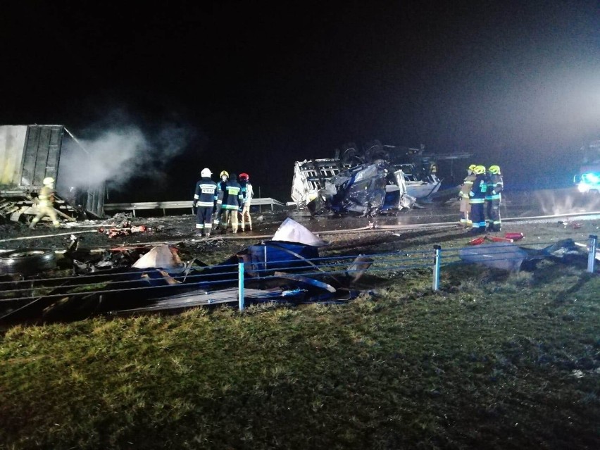 Tragiczny wypadek ciężarówek na trasie S8 w rejonie Wieruszowa. Kierowca spłonął w kabinie