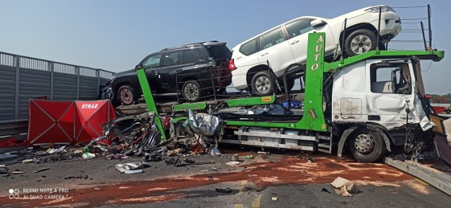 Śmiertelny wypadek na A1 w Adolfinowie pod Piotrkowem. Laweta zderzyła się z samochodami osobowymi, 30.06.2022