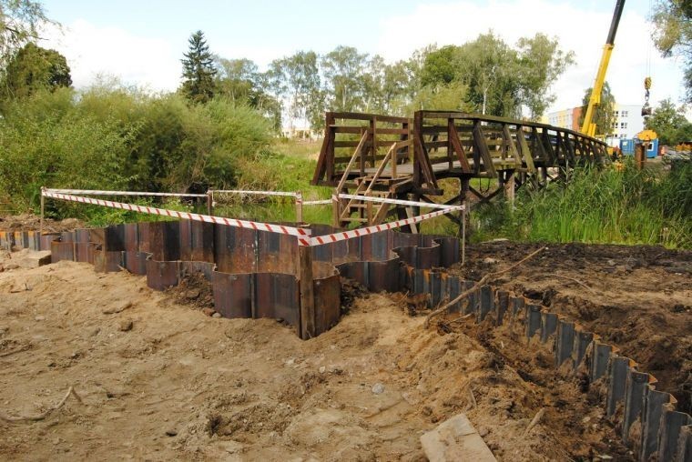 Budowa kładki przez rzekę Obrę w Zbąszyniu. Test na nośność.[ZDJĘCIA]