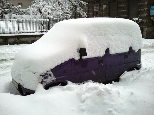 Lany Poniedziałek: śniegu dużo, na drogach warunki bardzo trudne
