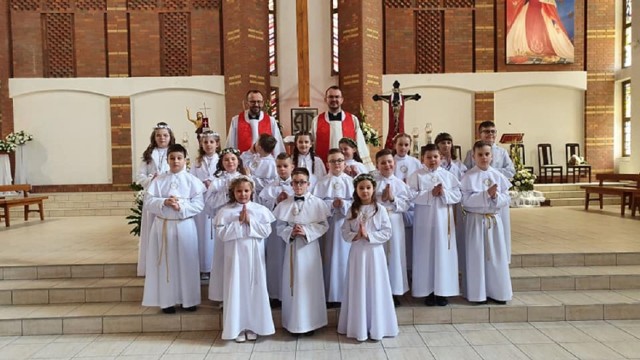 W parafii św. Jadwigi Królowej w Inowrocławiu odbyła się I Komunia Święta uczniów Katolickiej Szkoły Podstawowej
