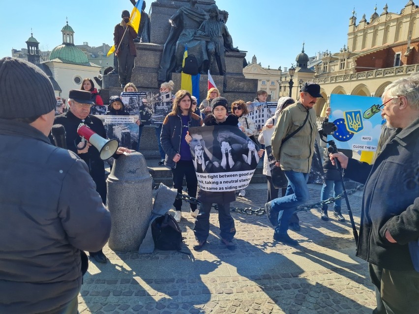Kraków. Spontaniczny protest przed pomnikiem Adama Mickiewicza. Proszą o zamknięcie nieba nad Ukrainą