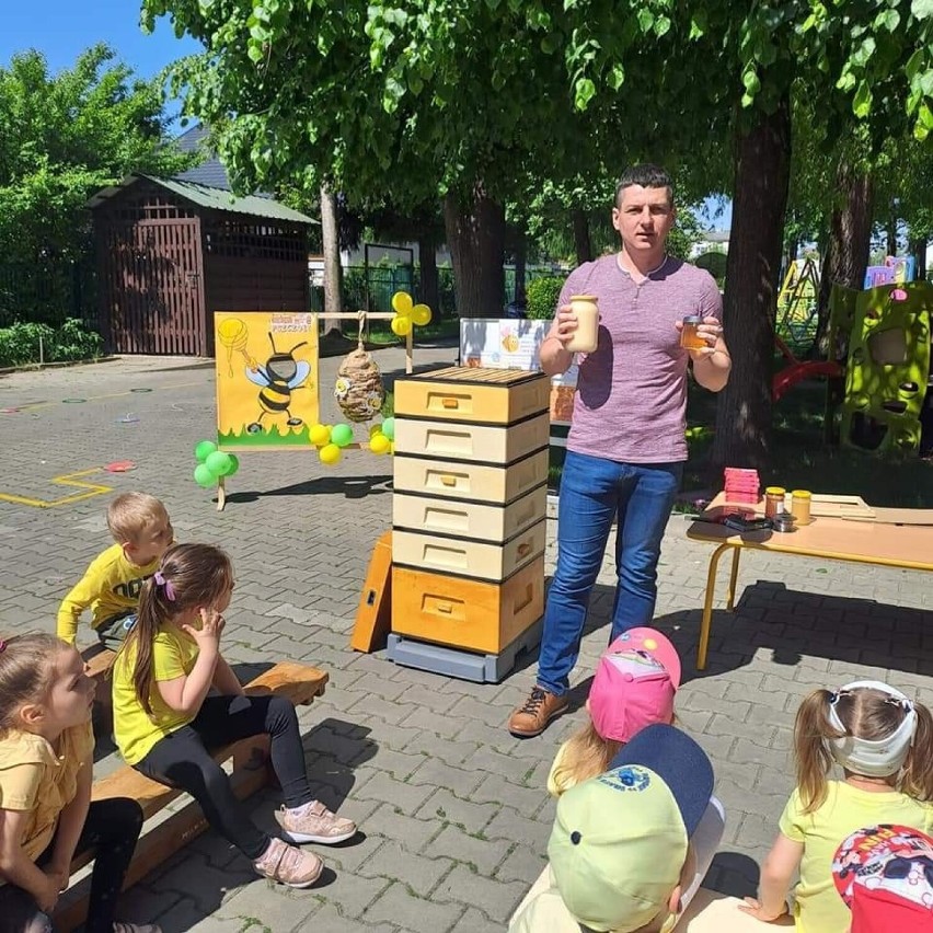 Dzieci odwiedził pszczelarz, Maciej Ciesielczuk