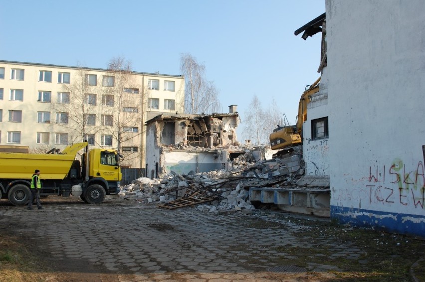 PILNE! Tczew: trwa wyburzanie masarni na ul. Jagiellońskiej. Zaniedbany budynek przestanie straszyć!