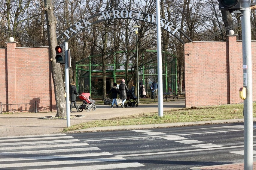 Zima w Parku Wrocławskim, sporo zwierząt nie chowa się w budkach