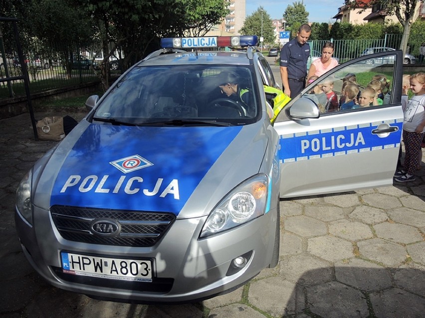 Policjanci u czterolatków z grupy Kubusia Puchatka 