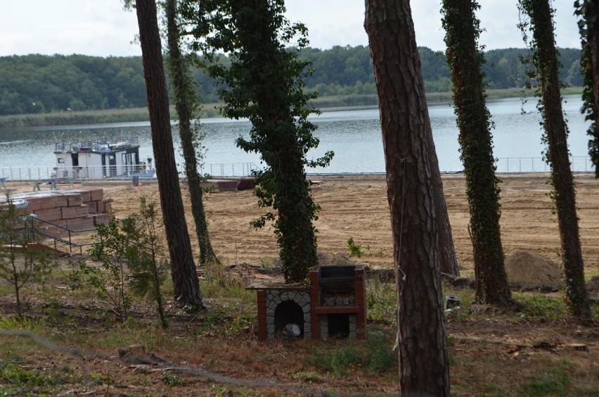 Sława: Nowa plaża ma już zejścia do wody. ZDJĘCIA