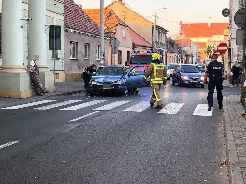 Wypadek w centrum Brześcia Kujawskiego. Zderzenie volkswagenów  [zdjęcia]